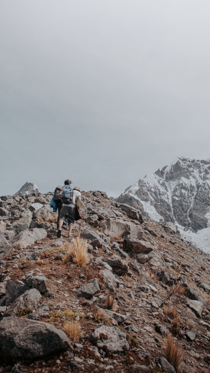 Wandelen over een bergpad in de Alpen